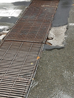 Catania: grata pericolosa in via Pietra dell'Ova