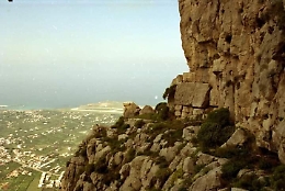 Caduta massi dal Monte Pecoraro a Cinisi, minacciate abitazioni: sgombero per 4 famiglie