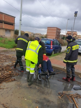 Forte mareggiata a Licata costringe anche un disabile a lasciare la casa