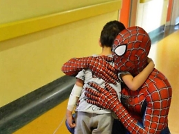 Lo Spiderman di origine siciliana che fa sorridere i bimbi in ospedale