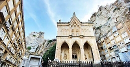 Crolla pezzo di muro nel cimitero di Caltanissetta: 15 loculi distrutti