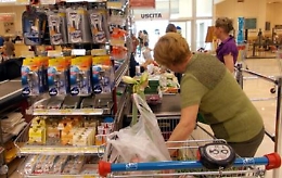 Lavoro, fioccano le offerte: quasi 10mila in turismo, ristorazione, gdo e retail