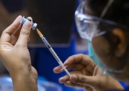 All'hub vaccinale con un braccio in silicone per ingannare i medici: denunciato