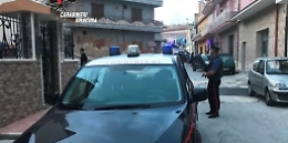 Posti di blocco e perquisizioni: blitz a Noto dopo la sparatoria e il 17enne in coma