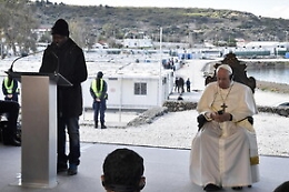 Il Papa a Lesbo: &laquo;Il Mediterraneo &egrave; un cimitero senza lapidi&raquo;