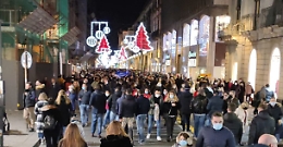 Via Etnea, la solita folla al tempo del Covid