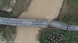 Maltempo, il ponte San Bartolomeo collassa e si spezza: il video