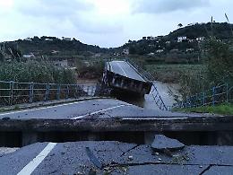 Maltempo, la Sicilia "collassa" tra frane, smottamenti, un ponte spezzato e voli dirottati
