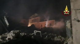 Esplosione, a Ravanusa una notte d'inferno: il fuoco, il fumo, le macerie e i soccorsi