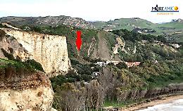 Dopo la spiaggia divorata, la collina minaccia le case