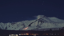 Piccola colata lavica sull'Etna: il manto bianco si tinge di rosso nella Valle del Bove