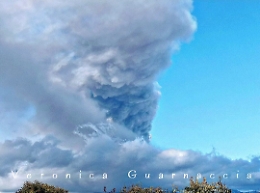 L'Etna si risveglia: vortice di cenere
