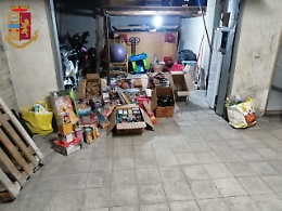 "Bombe carta" e "cassette cinesi" in garage del Catanese: palazzo poteva essere a rischio