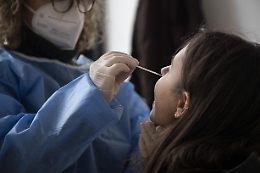 Dal tamponi anche per i vaccinati alla mascherina all'aperto: le misure allo studio per frenare la quarta ondata