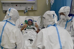 In Italia il Covid torna a fare paura: crescono ancora curva dei contagi e i ricoveri under 20