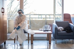 Omicron reinfetta più di Delta, in Italia 55 casi. Crisanti: «Con booster protetti all'80%»