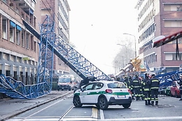 Una gru cade su un palazzo a Torino: due morti e diversi feriti
