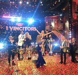"Ballando con le Stelle", la coppa della vittoria ad Arisa e Vito Coppola