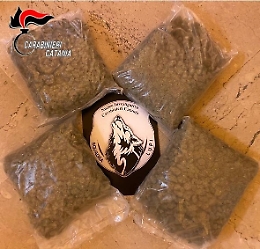 A San Cristoforo oltre 4 chili di droga nascosta sotto il vano ascensore