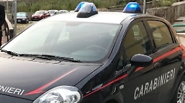 Tenta di appiccare il fuoco a sterpaglie in strada: arrestato