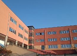 Giù dalla finestra di una scuola nel Catanese: 11enne resta ferita