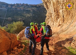 Roccia si stacca e climber precipita da un altezza di 4 metri: ferito