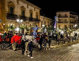Canicattì, avvenuta l'accensione dell'Albero in Piazza Roma