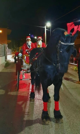 Babbo Natale arriva con il carro stracolmo di doni