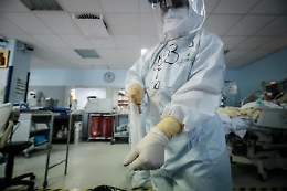 Omicron molto contagiosa anche in Sicilia Musumeci annuncia: «Presto in zona gialla»