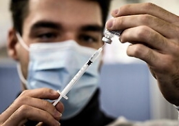 Vaccini, dose booster anche per fascia 16-17 anni e per ragazzi fragili