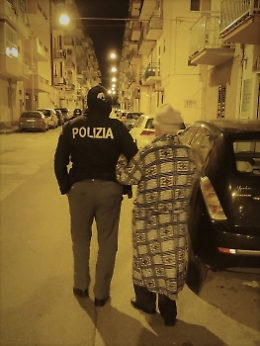 Poliziotti avvicinano anziano affetto da Alzheimer che passeggiava senza una meta precisa