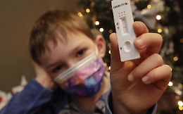 Dai rapidi ai salivari, tutti i test per scovare il virus: quando servono e a chi