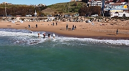 San Leone, il primo bagno dell'anno dopo la pulizia del litorale