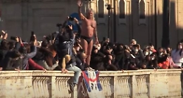 Mister Ok si tuffa nel Tevere: «Auguro di poterci riabbracciare»