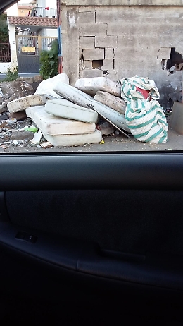 Catania: "Chi butta in strada tutti questi materassi?"
