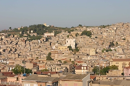 Canicattì, il sindaco sospende la scuola dal vivo