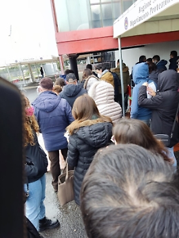 Pala Tupparello, Acireale: tutti in fila senza distanziamento