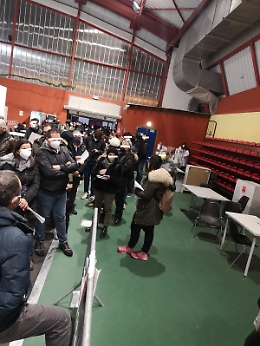 Sant'Agata li Battiati: ore d'attesa al freddo all'Hub vaccinale