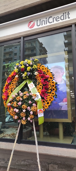 Corone di fiori davanti sede Unicredit di Catania: è "sfida" bitcoin