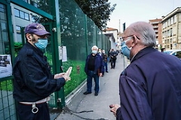 Morta la bimba precipitata dal quarto piano di un balcone a Torino