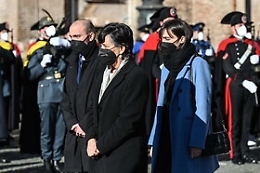 Funerali Sassoli, il doloroso e commovente saluto della moglie e dei figli