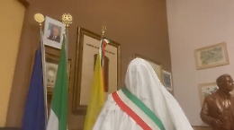 Sindaco si traveste da fantasma: «Per il governo il mio comune non esiste»