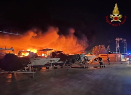 Venti barche danneggiate da incendio divampato in rimessaggio ad Augusta