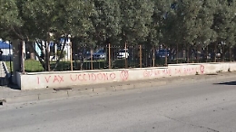 Scritte no vax sul muro di cinta dell'Hub vaccinale