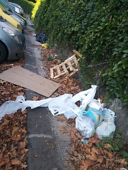 Catania: discarica davanti la Scuola Dante Alighieri