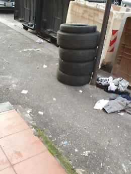 Via Messina (Ct): pneumatici vicino ai cassonetti