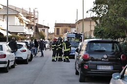 Si barrica in casa e spara contro vigile del fuoco che resta illeso per "miracolo"