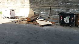 Catania: discarica accanto a scuola e casa di riposo