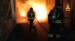 Auto in fiamme a Patern&ograve;: rogo coinvolge anche la facciata di un edificio