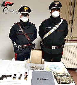 Sequestra la figlia e la minaccia con una pistola per gelosia: arrestato nel Catanese